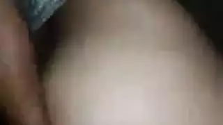 لاتينا مثيرة تركب قضيبًا كبيرًا مثل حصان جامح