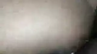 تدريب حلق صريح: طالبة سمراء بشعر أرجواني تأخذه بعمق