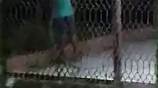 في سن المراهقة ضئيلة مع الشعر الأسود هو مص العديد من الديوك النادرة في نفس الوقت