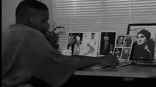 الفحل الأسود ذو القضيب الضخم يضاجعه بعمق