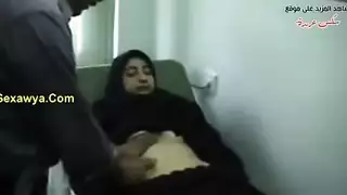 دكتور يكشف المره تحت الغطاء