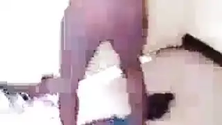 هؤلاء العاهات تحصل حفرهم على ملء وفرك حتى تندي
