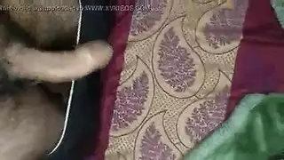 مص قضيب إباحي: رجل مثار يأخذ قضيب جاره الغليظ بعمق