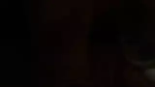 إصبع وقضيب حقيقي يلامسانها بينما الزوج يغطي كل بوصة