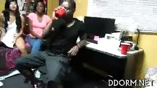 فتيات الكلية السكرانة في حفلة جنس جماعي