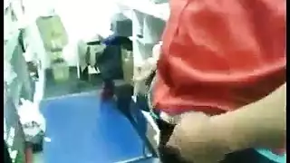 فيلم إباحي في الحمام: بصق وجنس شرجي عنيف مع سمراء ناضجة