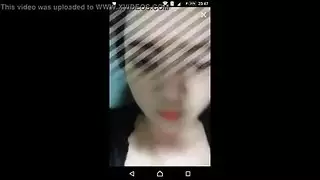 عاهرة مراهقة تتوسل للسائل المنوي على وجهها