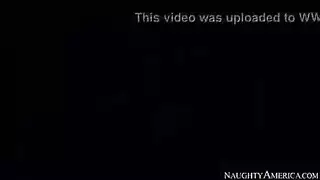 فتاة الثانوية الجميلة تتلقى تدليك فرج مبلل من صديقتها