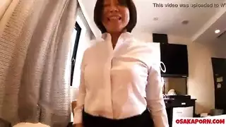 ساقان بالأسود: فوتقوب بالجوارب الطويلة مع مضخات كعب عالٍ