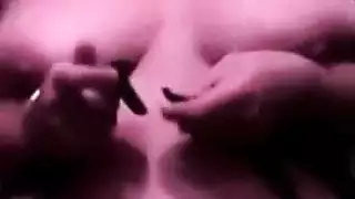 إكس إكس إكس: فتاة شقراء ذات أثداء عملاقة تمص قضيب رجل فضي الشعر