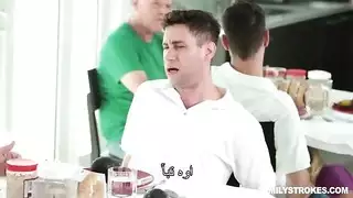 ابن يضرب عشره بجانب امه على السرير