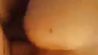 امرأة مكتنزة تبرز صدرها الضخم قبل مشهد بورن مكثف