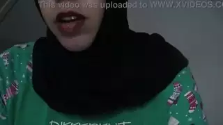 زوجة عربية تمارس الجنس مع غريب بينما الزوج الديوث يشاهد