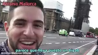 فتاة عربية متمرسة تخدم أداة الشاعر الكبيرة