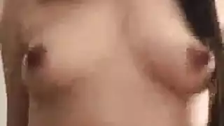 فتاة آسيوية تأخذ حمولة على وجهها أثناء وضع الفارسة