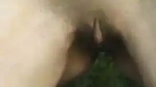 عاهرة يائسة تبلع عميقًا وتأخذ طلقات خلفية قاسية