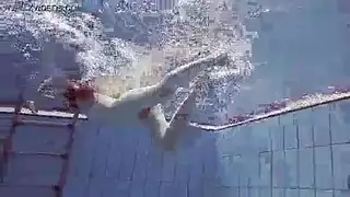 التوصيلة تتحول لجنس صريح: ثلاث مراهقات تختنق بقضيب الشرطي القاسي