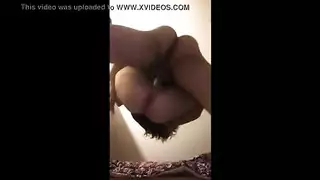 فتاة سمراء تتعامل مع قضيب عملاق ويدمر فتحتها