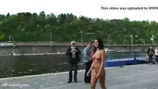 بنات صغار مشلحات