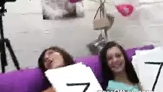 الفتيات البراريات يمارسن الجنس مع زوجة الأب في حفلة جنسية خاصة