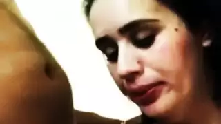 عاهرة مراهقة تستسلم لمطالب رجل مسن نبيل