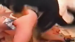 إباحية وحشية: قضيب الكلب يضخ كسها المتعطش