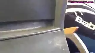 شقراء مثيرة تخلع البيكيني وتلعق كعبها قبل جنس عنيف في الخارج