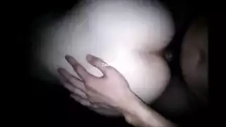 مراهقة آسيوية تلمع ثدييها لرجل كبير