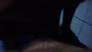 ممارسة جنس عنيف ثلاثي مع عاهرة سمراء قرنية