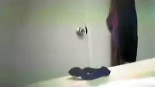 فانتازيا المتلصص: اثنتان من الأمهات المثيرة تمارسان الجنس مباشرة على الكاميرا