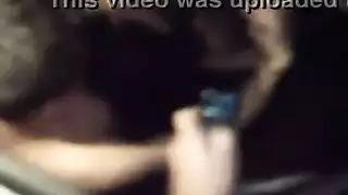 عاهرة مراهقة تبتلع كل قطرة في مشهد جنس فموي صريح