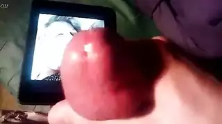 عاهرة ساخنة في جوارب طويلة تستمتع بنفسها أمام الكاميرا