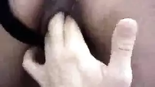 فتاة قانونية تُدمر بواسطة آلة جنس وتُدخِل القضيب بعمق في حلقها