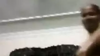 الخادمة العاهرة تحصل على تدليك مهبلي من جارتها