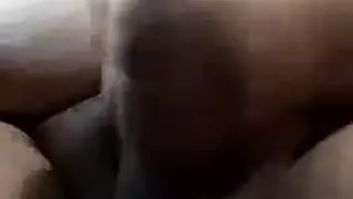 سمراء ممتلئة الجسم تمارس الجنس الخشن في المقعد الخلفي بين الأعراق