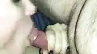 هواة مع وشم قط على الجبهة تمص بعمق قبل جنس قوي