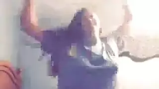 مراهقة مفلسة تحب الجنس الجماعي الصريح