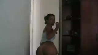 أثداء ضخمة تهتز في فيلم مضاجعة صريح