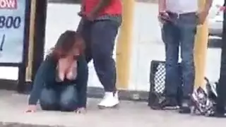 بيلعب في زبه في الباص