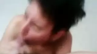 عاهرة الشركة تكسب علاوتها على ركبتيها