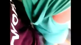 جنس xxx في الحافلة: ركوب قضيبه وفرك شرجي