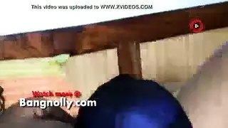 البستاني يخدم الفتاة ذات النظارات بلحس كس قوي وأصابع