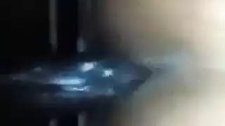 إلهة سمراء بشعر أشقر تئن بصوت عال خلال ذروة جنسية قاسية