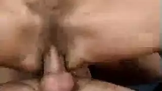 شقراء مثيرة تبتلع قضيب صديقتها ثم تنك في سحاق إباحي