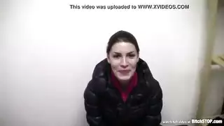 فتاة الكلية تأخذ قضيب رجل ناضج في مشهد عنيف