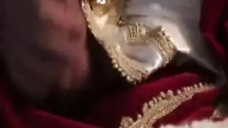 سانتا يدلك قضيبه الكبير، متخيلًا حلم نكاح مزدوج