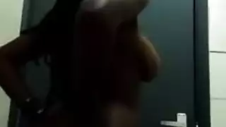 فتاة مستسلمة عارية تجري لحلم جنس جماعي