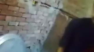 الفتاة في الزريبة تسمح له بممارسة الجنس معها كما يشاء