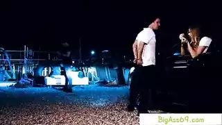 مهبلها المؤخرة المبللان لا يشبعان من جماعه المسيطر