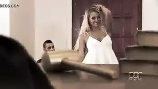 بتجري وزبو ف طيظهاا